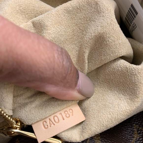 *SOLD* Almost New Authentic Louis Vuitton Artsy - Picture 4 of 8